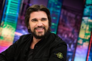 A picture of the Colombian singer Juanes.