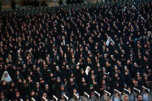 Image showing Muslim women praying at a large scale